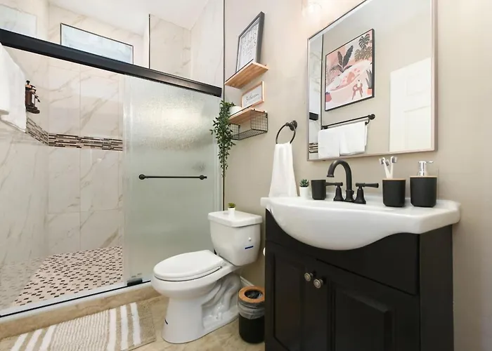 Netflix+bbq+free Parking Near Shops In East Liberty Apartment *