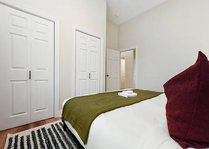 Netflix+bbq+free Parking Near Shops In East Liberty Apartment *